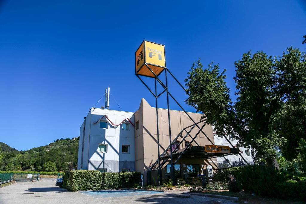 Hotelf1 Le Luc Le Cannet Des Maures Exterior foto